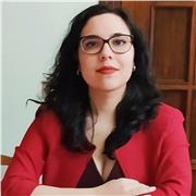 Laureata in lettere moderne, impartisce lezioni di italiano, storia, geografia, filosofia, letteratura latina e inglese per studenti di scuole elementari, medie e superiori